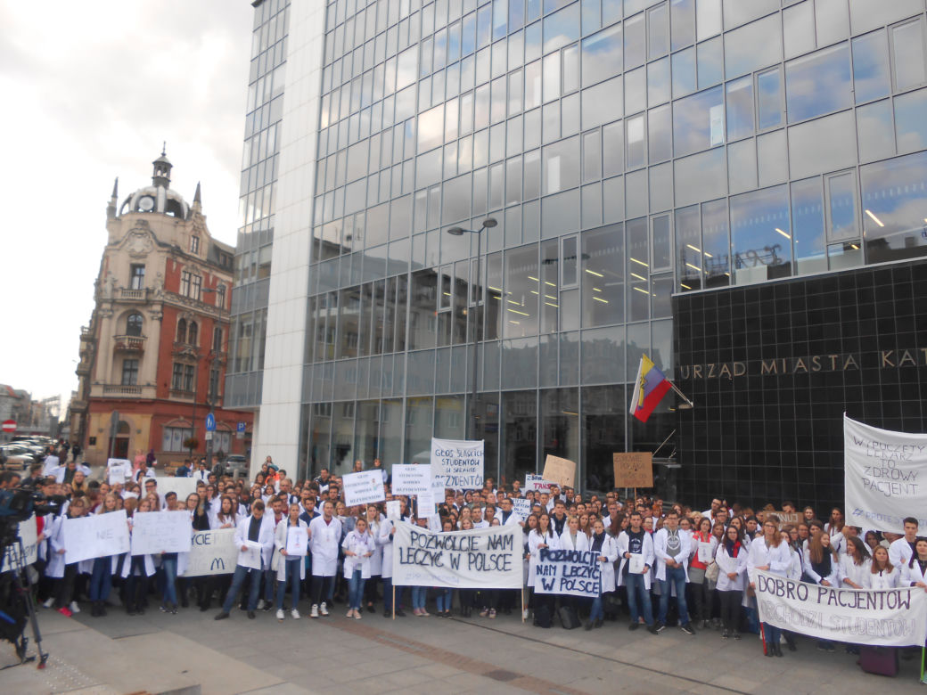 Białe kitle wypełniły Katowicki Rynek. Studenci ŚUM-u wsparli protest rezydentów [ZDJĘCIA, AUDIO]