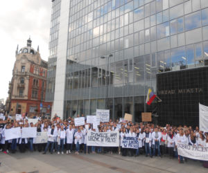 Białe kitle wypełniły Katowicki Rynek. Studenci ŚUM-u wsparli protest rezydentów [ZDJĘCIA, AUDIO]