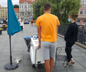 W centrum Bydgoszczy rozdają darmową wodę