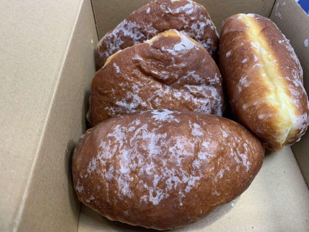 Bydgoszczanie stoją w kolejkach po pączki. Te z powidłami i konfiturą różaną wygrywają!