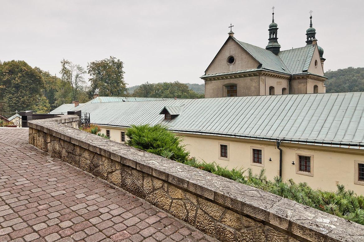 Ten klasztor pod Krakowem przez lata był zamkniętą pustelnią, teraz to podwójne sanktuarium. Mieszka w nim 700 nietoperzy