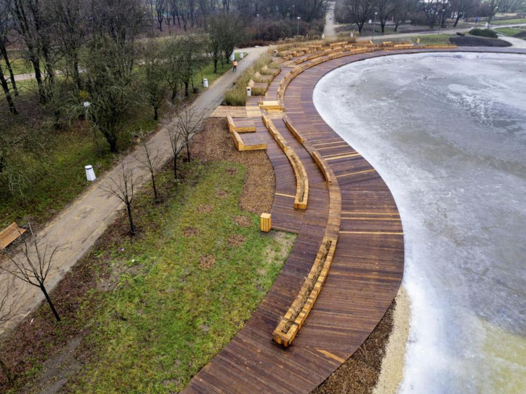 Nowe oblicze parku na Polu Mokotowskim. Nowe ławki, brak betonu i hotele dla owadów