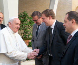 Papież Franciszek jeździ Dacią Duster