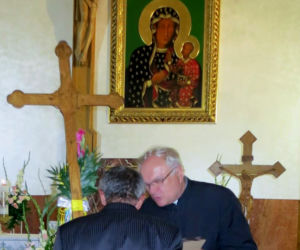PAZERNY KSIĄDZ RZUCIŁ KLĄTWĘ NA PARAFIAN. A ONI UWIERZYLI.