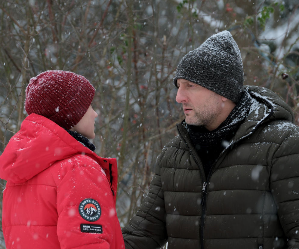 Bartek (Arkadiusz Smoleński) w szarej czapce i zielonej kurtce rozmawia z Frankiem (Jarosław Śmigielski) w czerwonej czapce i czerwonej kurtce, stojąc wśród ośnieżonych krzewów podczas opadów śniegu. Franek patrzy na Bartka, a Bartek na wprost. Więcej o ich losach na Super Seriale.