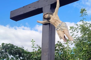 Łomem rozbił figurę Jezusa. Mieszkańcy są wstrząśnięci i szukają sprawcy!