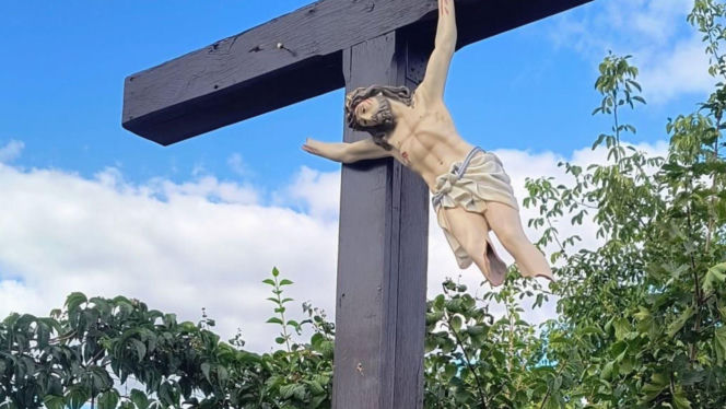 Łomem rozbił figurę Jezusa. Mieszkańcy są wstrząśnięci i szukają sprawcy!