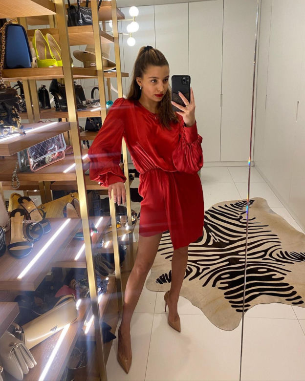 Julia pokazuje garderobę