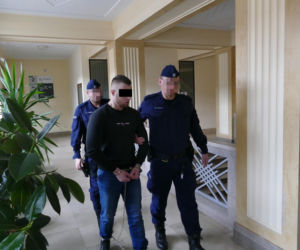 Wypchnął Olę z okna, bo nie chciała do niego wrócić. Drzewa uratowały jej życie