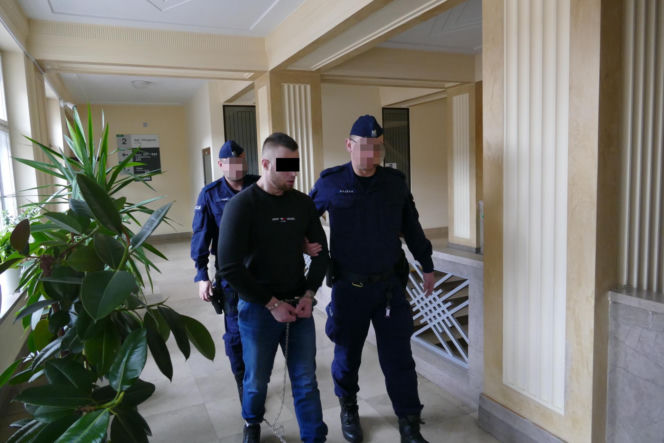 Wypchnął Olę z okna, bo nie chciała do niego wrócić. Drzewa uratowały jej życie