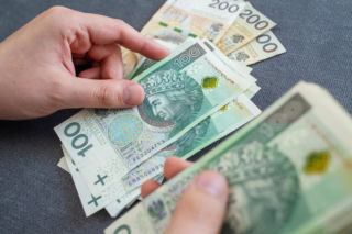 ZUS może zażądać zwrotu 300 zł. Wielu rodziców nie zna tej ważnej zasady