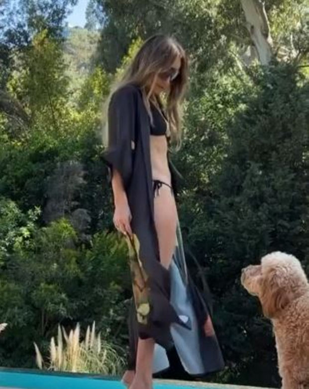 Jennifer Lopez pozowała prawie nago! Zobacz co wtedy zrobił pies