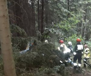 SZOKUJĄCY wypadek w Łososinie Dolnej. Paralotniarz spadł na ziemię z dużej wysokości 
