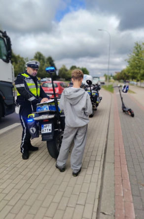 Policjanci kontrolowali kierujących hulajnogami. Nieletnich także!
