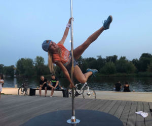 ESKA Summer City ćwiczyła pole dance na plaży razem z Pole Dance Insitute
