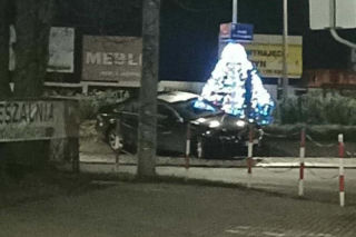 Wjechał na rondo, porzucił auto i zaczął uciekać pieszo. Pijany 23-latek za kółkiem w Kościanie 