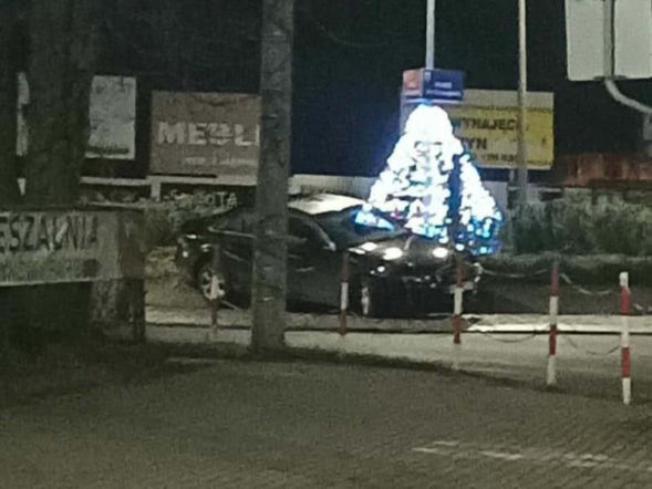 Pijany 23-latek wjechał na rondo