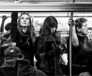 Tych rzeczy absolutnie nie róbcie w metrze! 10 najbardziej irytujących zachowań [GALERIA]