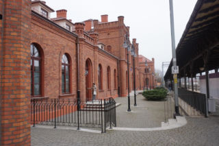 Przywrócili historyczne wejścia, odnowili  sgraffito. No i cegła zrobiła swoje. Oto dworzec w Skierniewicach