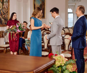 Na Wspólnej, odcinek 4174: Prowokacja Kaliny w dniu ślubu kończy się dramatycznym upadkiem ze schodów - ZDJĘCIA