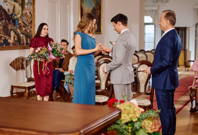 Na Wspólnej, odcinek 4174: Prowokacja Kaliny w dniu ślubu kończy się dramatycznym upadkiem ze schodów - ZDJĘCIA