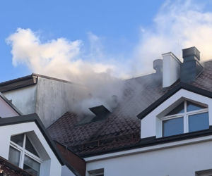 Pożar ZUS na Pomorzu! Ewakuacja 80 osób. Na miejscu pracuje 11 zastępów straży