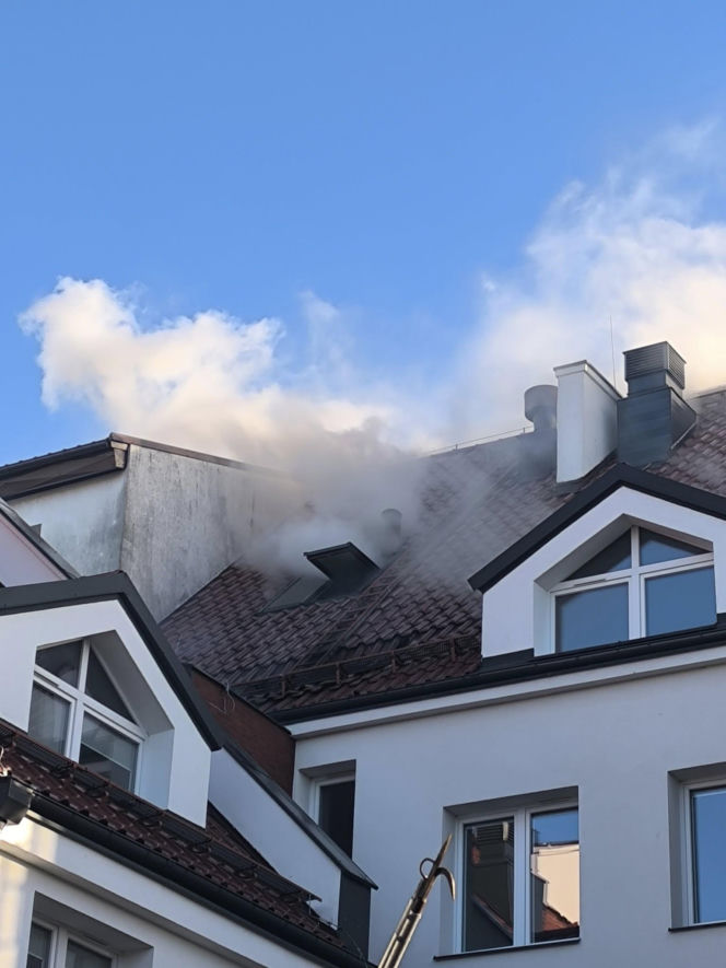 Pożar ZUS na Pomorzu! Ewakuacja 80 osób. Na miejscu pracuje 11 zastępów straży