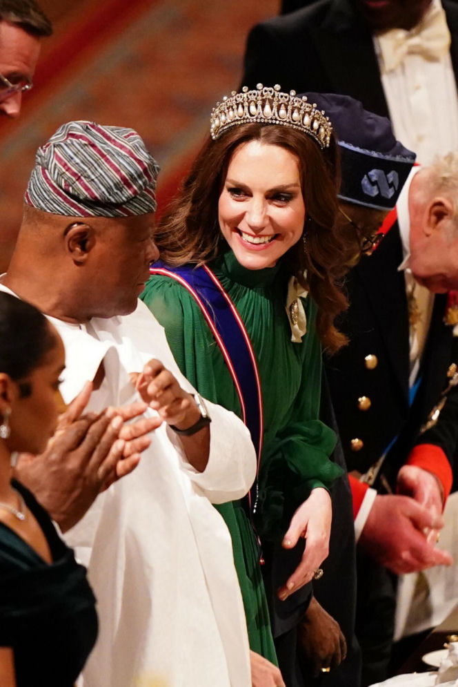 Wszyscy mówią o księżnej Kate. Na głowie ma tiarę Diany, w uszach kolczyki zmarłej królowej