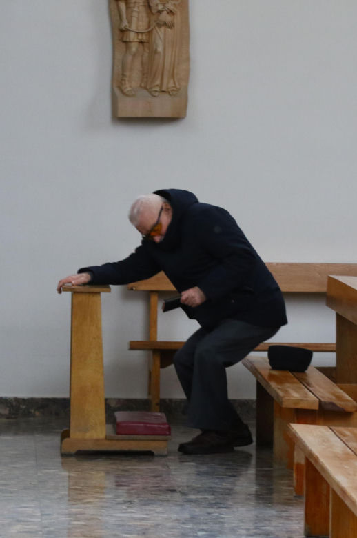 Lech Wałęsa wybrał się do kościoła w ostatni dzień 2023. roku. Tyle dał dziewczynce pod kościołem