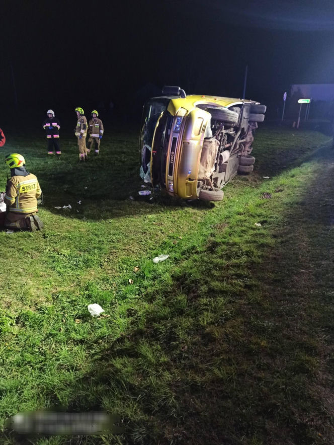 Sześć osób rannych po wywrotce busa. W akcji śmigłowiec LPR