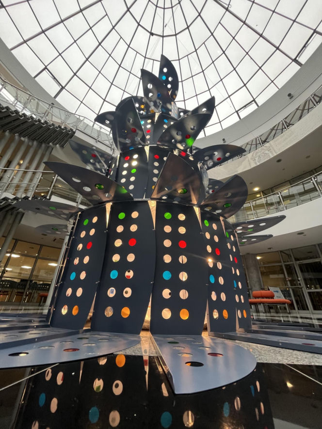 To jedyna taka choinka w Polsce. Stworzyli ją z nietypowych materiałów