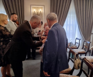 Pamiątkowe medale, legitymacje i kwiaty z okazji 50-lecia pożycia małżeńskiego odebrało w Siedlcach osiem par
