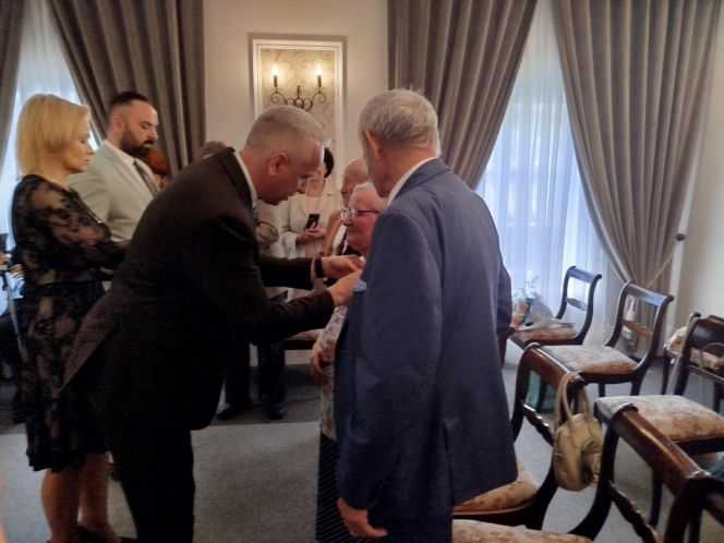 Pamiątkowe medale, legitymacje i kwiaty z okazji 50-lecia pożycia małżeńskiego odebrało w Siedlcach osiem par
