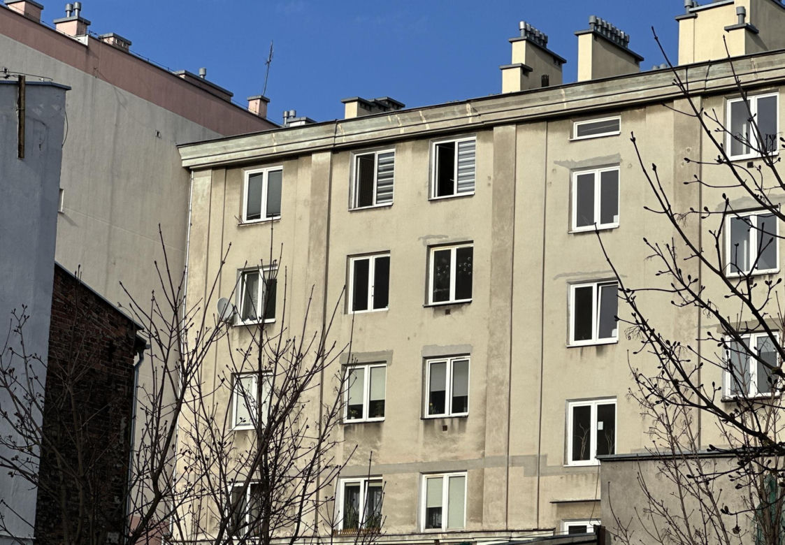 Tragedia na Woli. 15-miesięczne dziecko wypadło z okna. Zmarło mimo reanimacji
