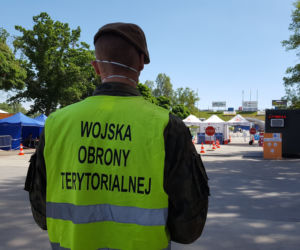 Drive-thru w Lesznie. Na darmowe badania zapisało się ponad 500 osób