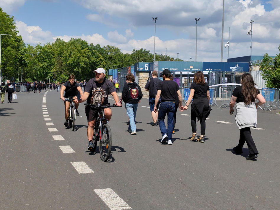 Długie kolejki i tłum fanów przed koncertem Metaliki