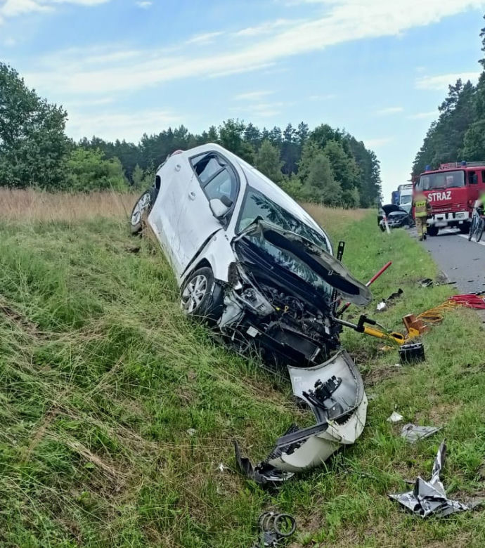 Wypadek na DK 16 w pobliżu Naglad. Dwie osoby ranne po czołowym zderzeniu osobówek [ZDJĘCIA]