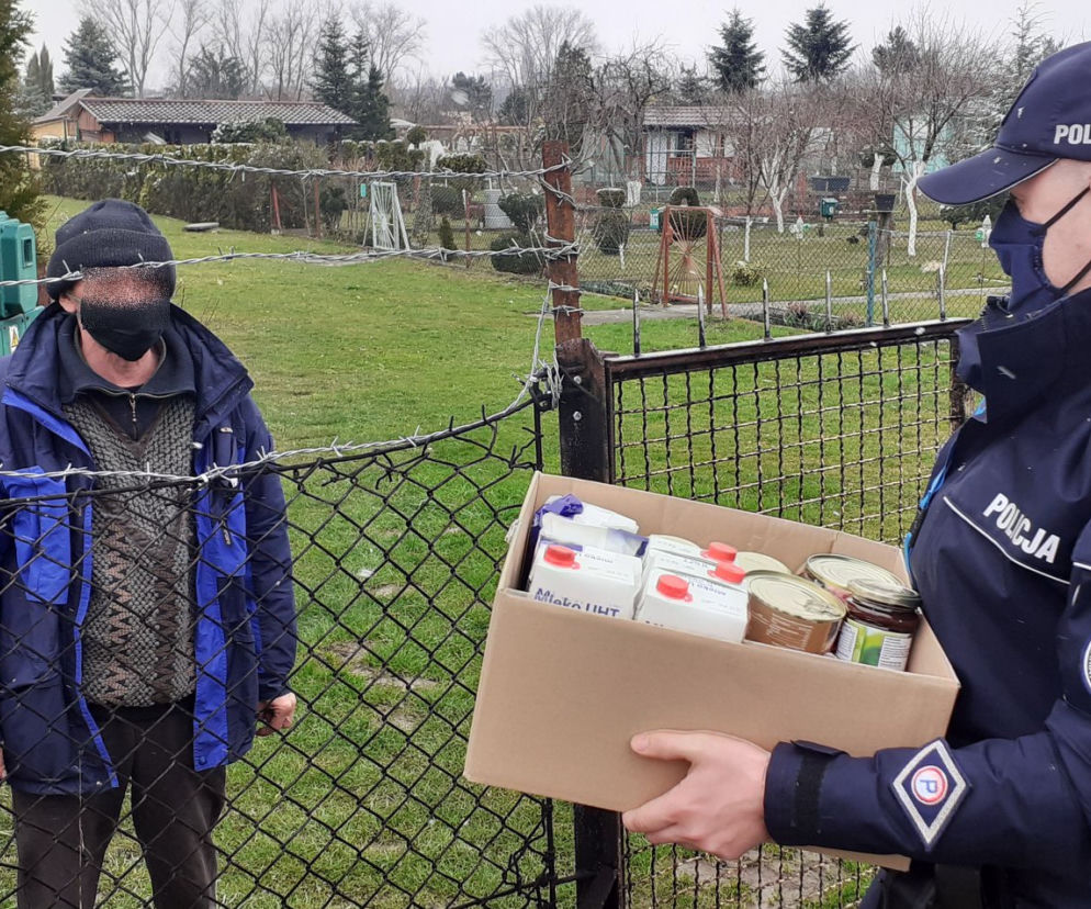 Tarnów. Kwarantannę odbywał na terenie... ogródków działkowych. Jedzenie przyniósł mu policjant