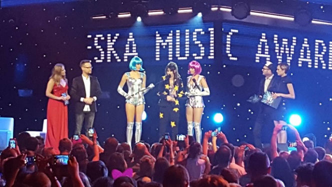 Sylwia Grzeszczak ze statuetką 