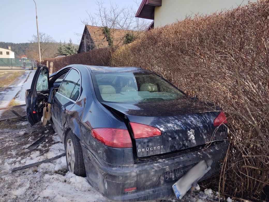 Nowy Sącz. WYPADEK na ul. Nawojowskiej. Samochód wpadł na cudzą posesję