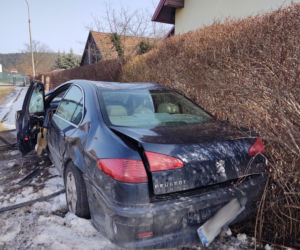 Nowy Sącz. WYPADEK na ul. Nawojowskiej. Samochód wpadł na cudzą posesję