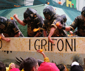 Włochy/ Ponad 140 osób odniosło obrażenia podczas kolejnej bitwy na pomarańcze w Ivrei