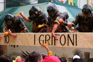 Włochy/ Ponad 140 osób odniosło obrażenia podczas kolejnej bitwy na pomarańcze w Ivrei