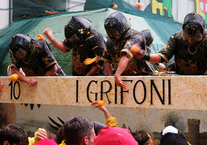 Włochy/ Ponad 140 osób odniosło obrażenia podczas kolejnej bitwy na pomarańcze w Ivrei