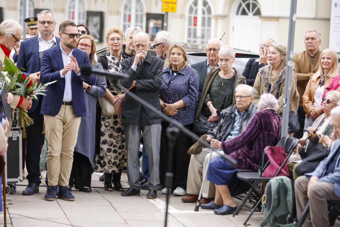 Kazimierz Dejmek uhonorowany skwerem i popiersiem. Gwiazdy kina i teatru uczestniczyły w ważnej uroczystości