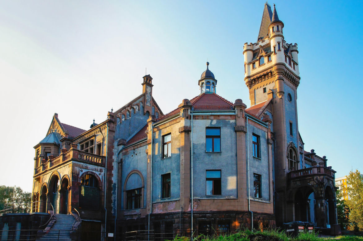 To największe miasto Zagłębia Dąbrowskiego. Czaruje pięknymi pałacami, ale też dworem i zamkiem!