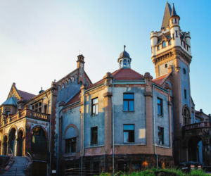 To największe miasto Zagłębia Dąbrowskiego. Czaruje pięknymi pałacami, ale też dworem i zamkiem!