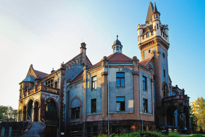 To największe miasto Zagłębia Dąbrowskiego. Czaruje pięknymi pałacami, ale też dworem i zamkiem!