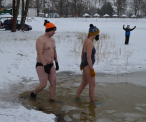 Morsowanie nasz nowy zimowy sport narodowy. Dziś na PIACHACH ponad setka morsów