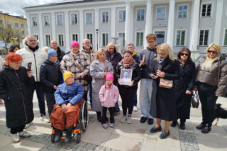 Siedlczanie zebrali się pod Urzędem Miasta by uczcić minutą ciszy pamięć o zmarłym pośle Łukaszu Litewce